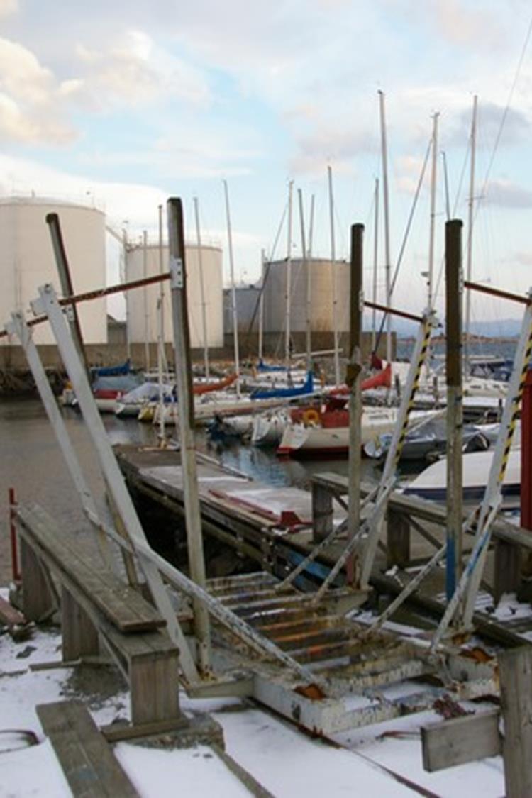 Vedlikehldsaktiviterer i Havnen i periden D18-13 Anskaffelse g Installasjn av akterfrtøyninger ytre basseng (15 stk) pågår Initierte g definerte ttalt 35 Prsjekter Utestående planlagte ikke