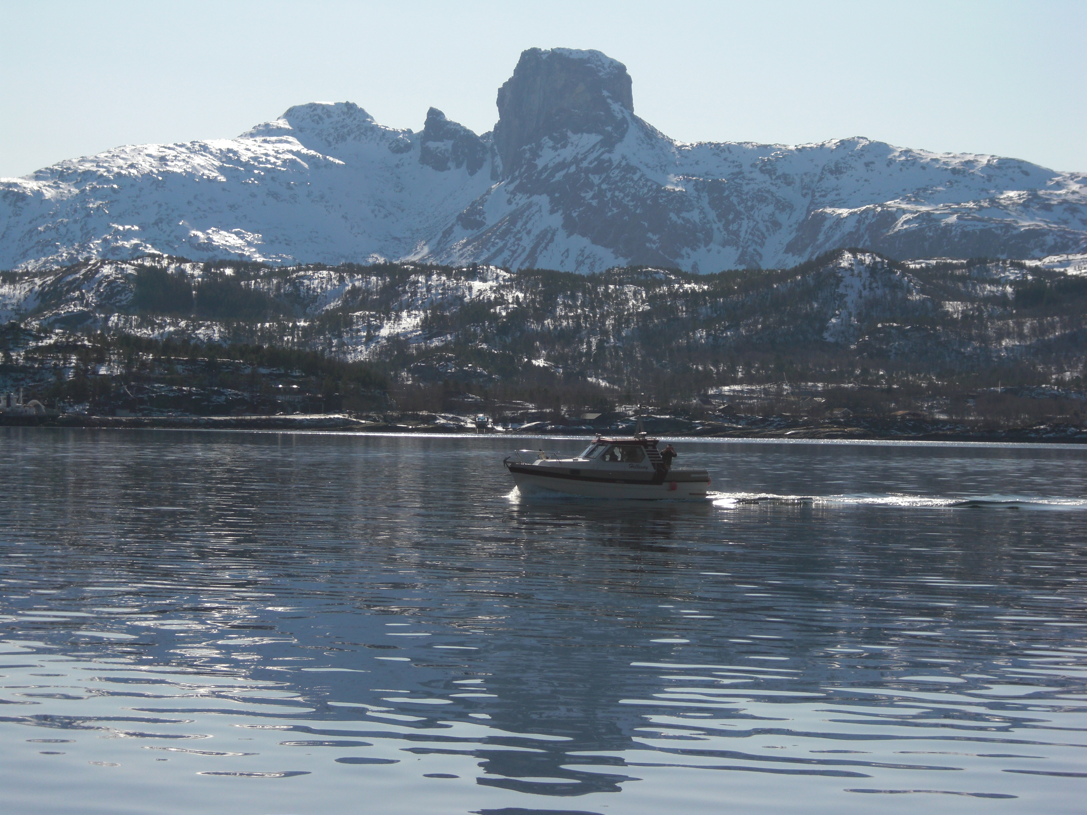 INNKJØPSFUNKSJONEN I HELSE NORD Foto: Mistfjorden og Steigtind, 5.pril 2010, Tor-Arne Hug Vurdering og nbefling til fornyelse v innkjøpsfunksjonen i Helse Nord.