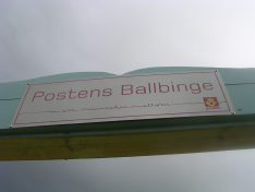 S IDE 12 ROSSFJORDPOSTEN Skrevet av Vidar Elvevold Tirsdag 6.sept.2005 var en gledens dag for Rossfjordbygda for denne dagen ble ballbingen til Rossfjord skole offisielt åpnet.