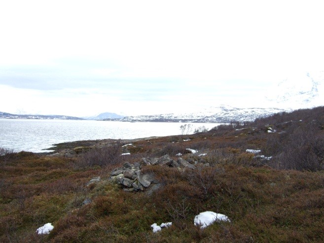 Røysa måler 6 meter N-S og 5 meter Ø-V. Høyde i NV er 1,3 meter, i SV er høyden 0,2 meter. Spissovalt Ø-V orientert krater som måler 2,5 meter x 1 meter, dybde på krater 0,7 meter.