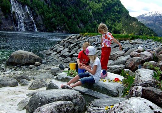 Kommuneplan Modalen 2015-2026 Samfunnsdelen Hovudmål 1 Modalen kommune har ein geografisk plassering i eit dalstrøk, mellom bratte fjell.