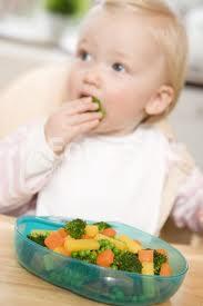 Introduksjon av mat med mer avansert konsistens og variert smak Barnet må lære å flytte maten rundt i munnen Bør ha erfaring med fast føde før 7 mnd alder Northstone et al, Hum Nutr Diet