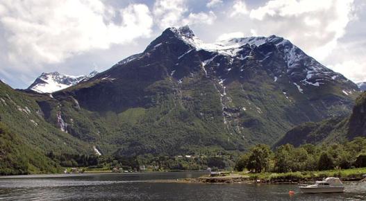 Bjørkehornet (1430 moh) Bjørkehornet er del av fjellmassivet som store deler av året skyggelegger Bjørke.