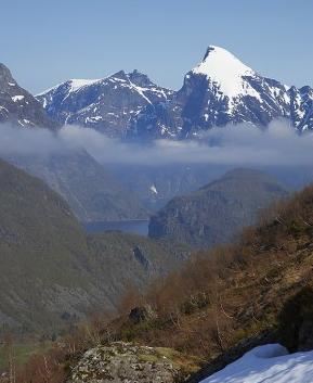 Jakta (1588 moh) Jakta er en av klassikerne i Sunnmørsalpene. De første til å bestige fjellet var H. C. Bowen og Cecil W. Patchell, som nådde toppen 21. aug. 1896.