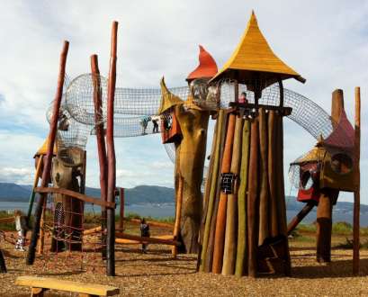 Montessori pedagogikken i Harstad Montessoriskole Foto: Uteskoletur til Fabeløya lekepark Maria Montessoris grunntanke var å ta barnet på alvor.