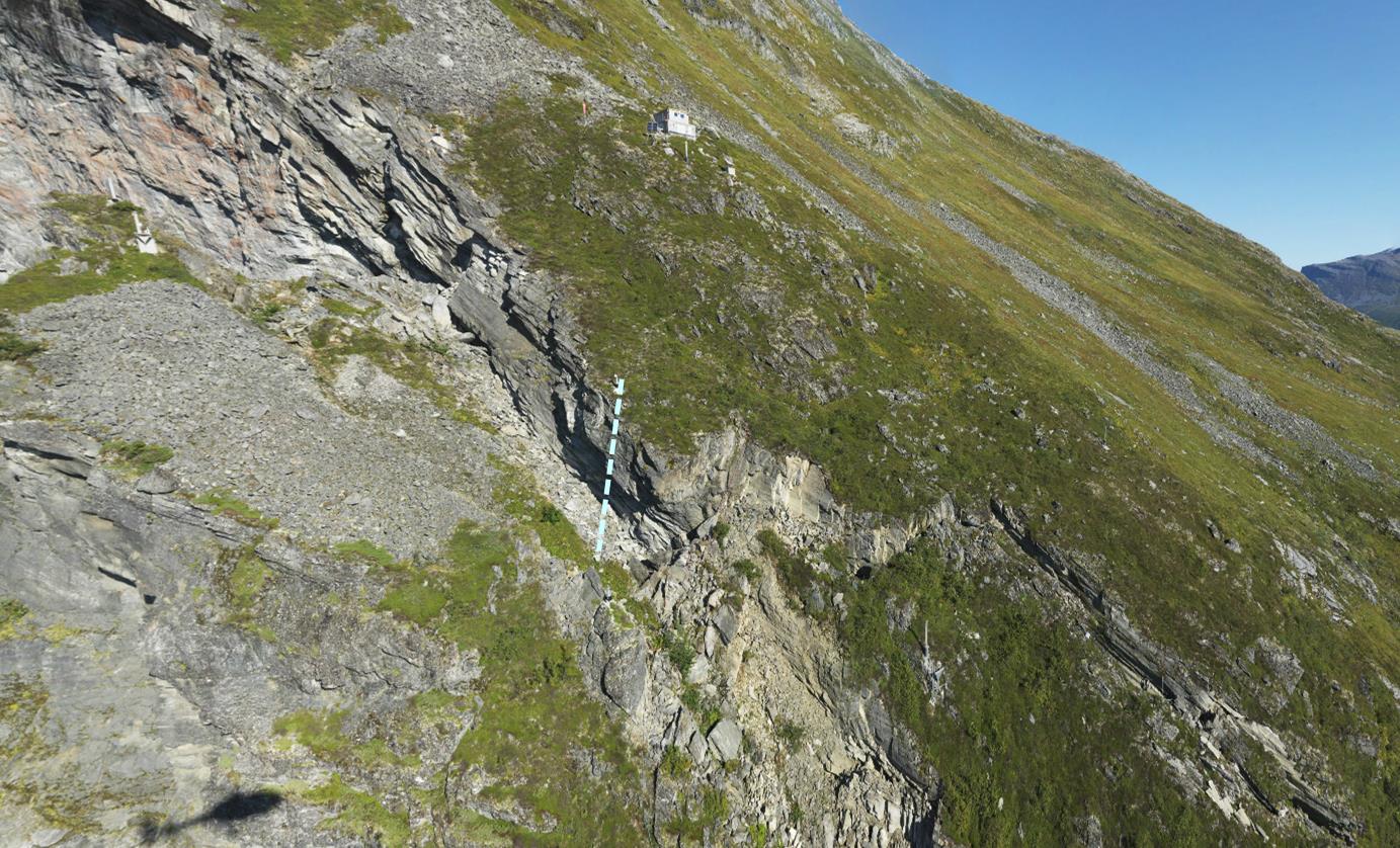 Bevegelsene varierer fra under én cm pr år i den østlige og nedre delen av fjellsida, til 5-7 cm pr år i den øvre, vestlige delen som vi ser på fotoet nedenfor.