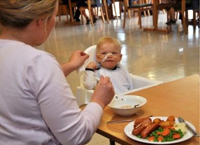 Teorien vil bli belyst med eksempler fra klinisk arbeid med barn som har en sjelden diagnose og spise- og ernæringsvansker.