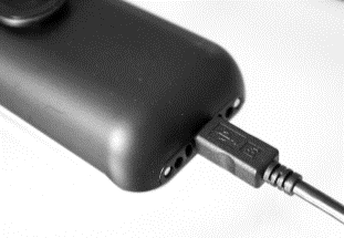Rød jevn: telefonen er på laderen og batteriet lader. 2.2.3 Dokke telefonen med USB-kabelen Plugg USB-kabelen inn i telefonens USB-kontakt.