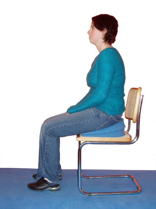oppreisning, symmetri og midtstilling. Skråputer/Posisjoneringsputer Sitter du på et flatt underlag sitter du med rund rygg.