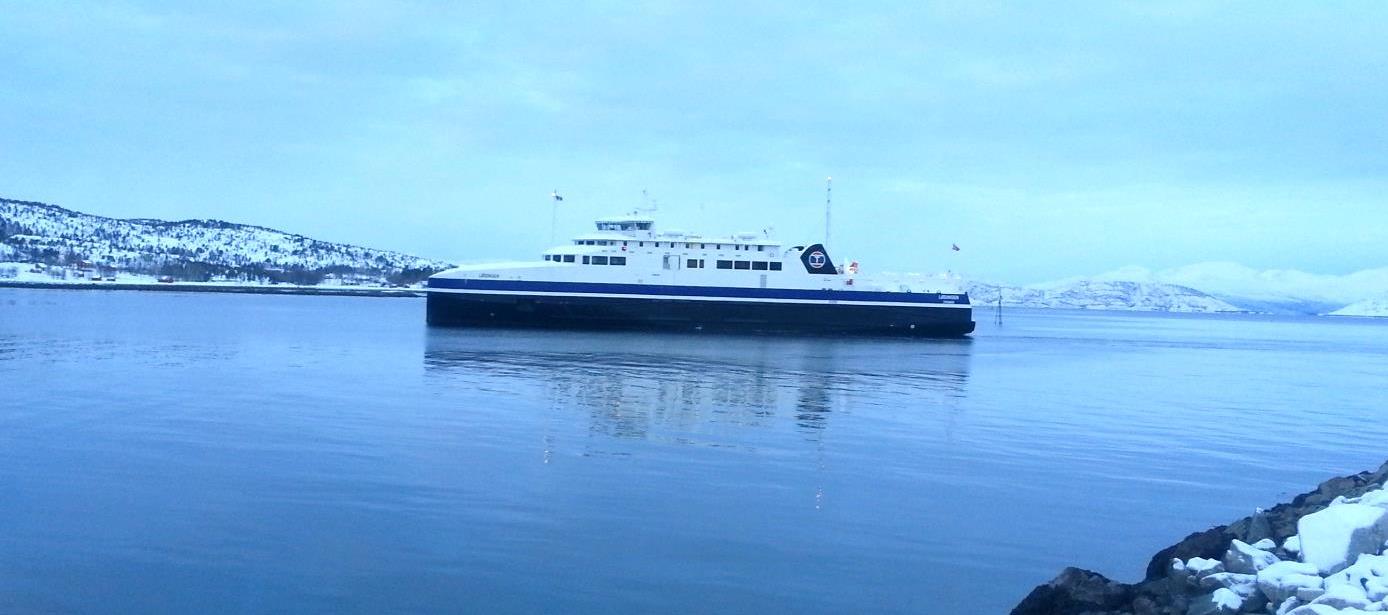 Bildet viser Torghatten Nords nye LNG-drevne ferge M/F «Lødingen» på vei inn til Bognes i Tysfjord kommune.