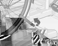 Oppbevaring og transport 69 1. Drei pedalene til posisjon, som vist på illustrasjonen, og plasser sykkelen på forreste hjulfordypning. Pass på at sykkelen står midt på hjulfordypningene.
