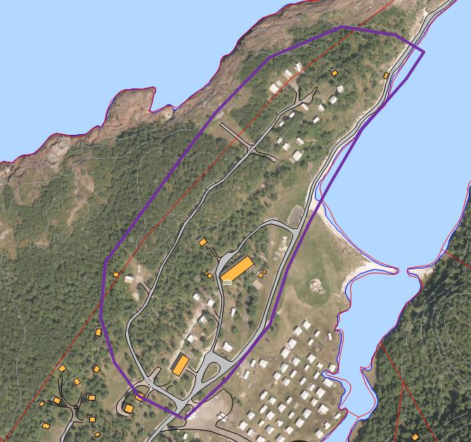 Område for servicebygg og oppstillingsplass for campingvogner Aktuelt område i lilla innsirkling vest for Geitvågen-bassenget.