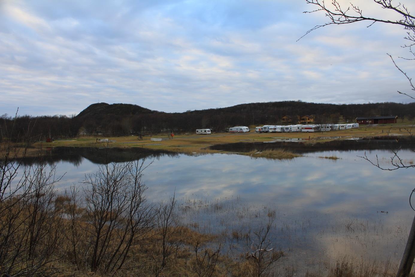 Campingaktiviteten i området bør samtidig vise varsomhet tilknyttet elva i øst og skogvegetasjonen i sør for å hindre forringelse av naturverdiene i området.