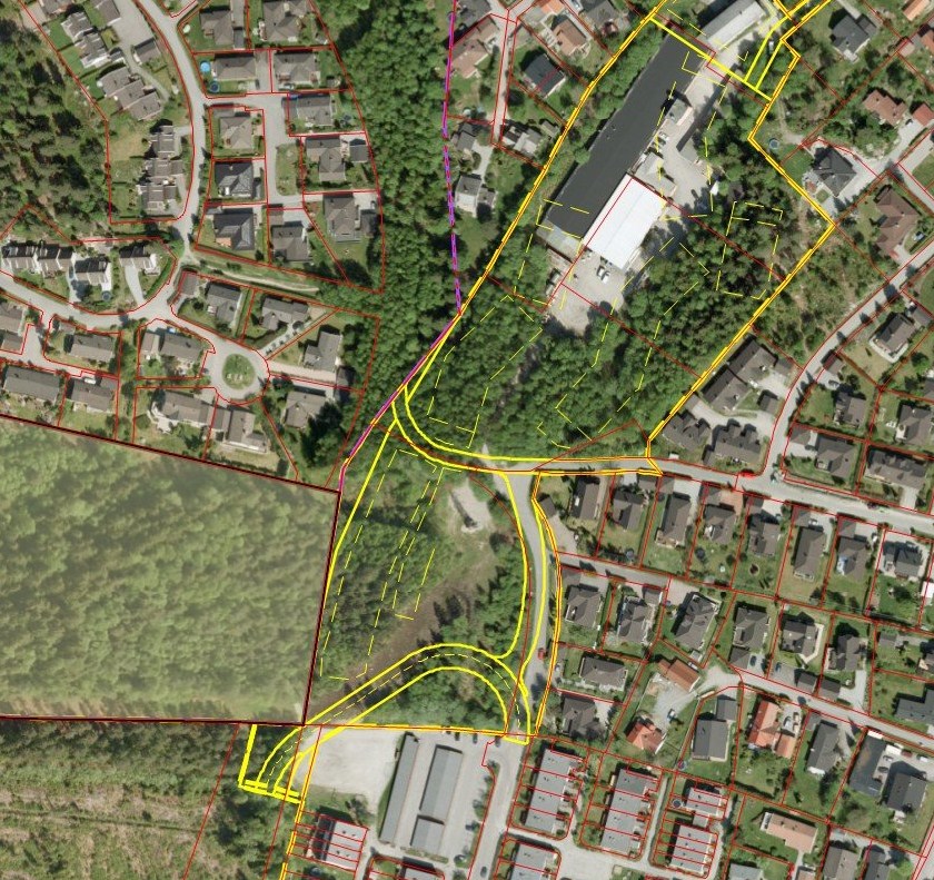 Ortofoto med forslag til reguleringsplan for Skogsnarveien (gule streker) og foreslått turvei (røde prikker) Det finnes en «missing link» mellom regulert turvei i reguleringsplanen for felt A1 / B4