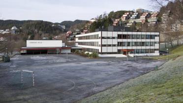 Kommunen (Bergen) har brukt millioner på mislykket vedlikehold. 358 elever mister skolen sin. En skandale, sier FAU-lederen. Av: Linda Hilland, Håvard Prestegården. http://www.ba.
