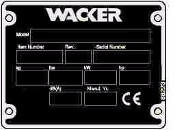 Det er festet en merkeplate med modellnummer, produktnummer, revisjonsnummer og serienummer på hver enhet.
