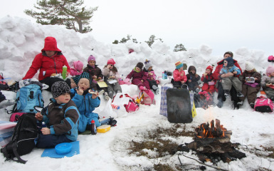 Morsdag Karneval - Vinteren 2010 var snørik og fin!!??... FEBRUAR 2011 onsdag,torsdag og fredag!! Tema: «Farmen» 6.