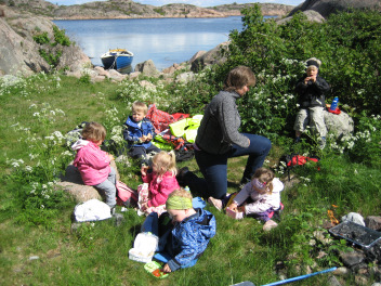 Tyttebærtur/busstur Mollie 5 år Richard 2 år Viljar 4 år Tur til Estland /Vielse i Stokken kirke onsdag,torsdag og fredag!