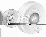 186 Pleie av bilen Rett opp hjulet, hekt ut holderen fra hjulets felg og frigjør hjulet fra vaieren og tilkoblet holder ved å føre disse komponentene gjennom midten på hjulet.