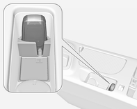 152 Kjøring og bruk Tilbehørsstrøm-modus: Trykk på Engine Start/Stop en gang uten å betjene clutch eller bremsepedal. Den gule lysdioden i knappen tennes.