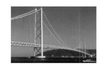 (a) lengdeprofil (b) Ferdig bru (c) T verrsnitt Figur 3.1: Akashi Kaikyo bridge [17] Akashi Kaikyo Bridge i Japan vist i figur 3.