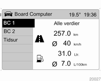 Instrumenter og betjeningselementer 99 Nullstille kjørecomputerinformasjon Velg ønsket kjørecomputerinformasjon, og nullstill ved å trykke på det venstre justeringshjulet på rattet eller OK-knappen