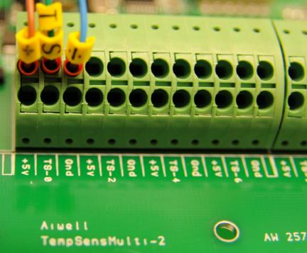 Side 23 av 41 10.5 Multi Sensor Multisensorer har kun 3 ledninger (og ikke 4 slik som standard sensor) og må kobles via multisensor boks Det er bare følerne som tilkobles som har 3 ledninger.