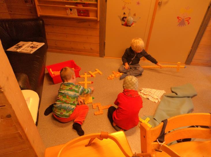 Barnas fysiske miljø Barnehagen skal bidra til trivsel og glede i lek og læring, og være et utfordrende og trygt sted for felleskap og vennskap (Barnehageloven 1 Formål, 3 ledd, annet punktum)