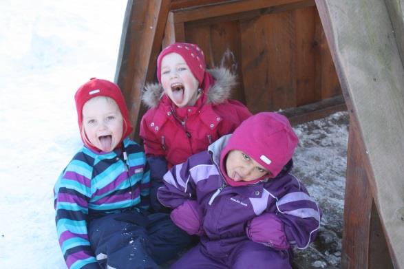 Til vinteren gleder jeg meg til å dra i akebakken. Her kan jeg ake, gå på ski og lage snømenn og male på snøen. Når vi går på tur kan vi lage mat på bålet og kose oss med varme fiskekaker.