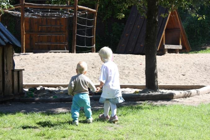 Scene 2: Hvordan de minste har det Noen voksne tror vi er babyer til vi begynner på skolen! Det er i hvert fall helt feil!