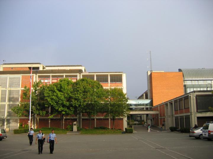 KOMPLEKS 106 POLITIHØGSKOLEN, OSLO Innganspartiet mellom byggetrinn2 (1979) og