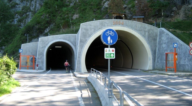 Det er i 2012 bygget ny gang-/sykkelvei sør til Iskanten i Loddefjorddalen. Rød strek (se pilen) skal derfor være grønn. Det er flere eksempler på sykkeltunneler i utlandet.