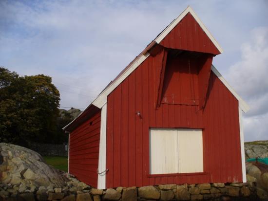 Utedo og løe, 25.1. Kystgardmiljø. Steinsett gardsveg, 25.1. Kystgardmiljø. Naust, 25.1. Kystgardmiljø. Saugholmen Opphavleg husmannsplass under Tverderøya.