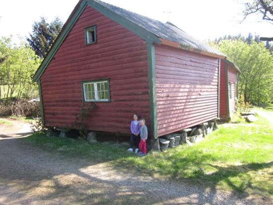 Sæterbø Garden Sæterbø ligg heilt sør i Fitjar kommune, litt for seg sjølv, oppom nabogardane Liarbø og Rydland. Sæterbø er den einaste fjellgarden i Fitjar og ligg omlag 170 m.o.h. Frå garden har ein flott utsyn over Fitjarøyane og havet.