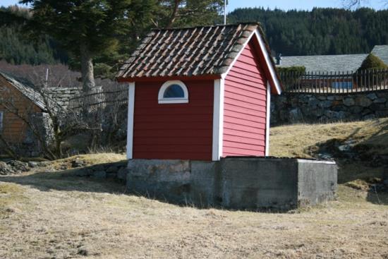 Figur 6 Løe 70.4 Gardsmiljø Eldhus 70.4 Gardsmiljø Utedo70.4 Gardsmiljø Skumsnes Garden er truleg den eldste i området.