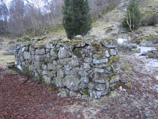 Engevik Søre Garden er skild ut frå Engevik nordre. Det er ikkje gjort fornfunn her. Garden er ikkje nemnd i kjeldene før 1590. Det var ikkje gjort fornfunn til å tidfeste garden med.