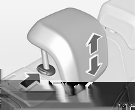 46 Seter og sikkerhetsutstyr Horisontal justering Hodestøtter på baksetene Les dette Godkjent tilbehør skal bare festes når setet ikke er i bruk. Trekk polstringen i hodestøtten langsomt forover.