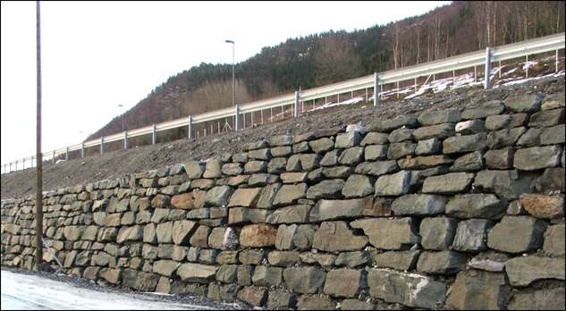 KL.3 fugestørrelse inntil 30% av høyden på den aktuelle steinen i muren KL.
