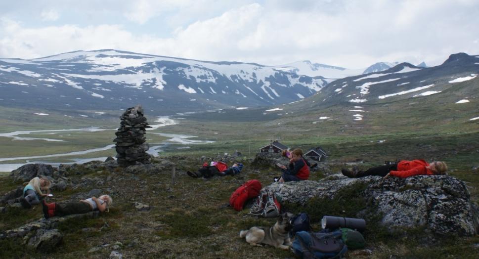 På ein arbeidsdag langs Besseggen er potensialet for å nå mange brukarar under det tilfeldige møte større enn ei vanleg rute mellom to turisthytter.