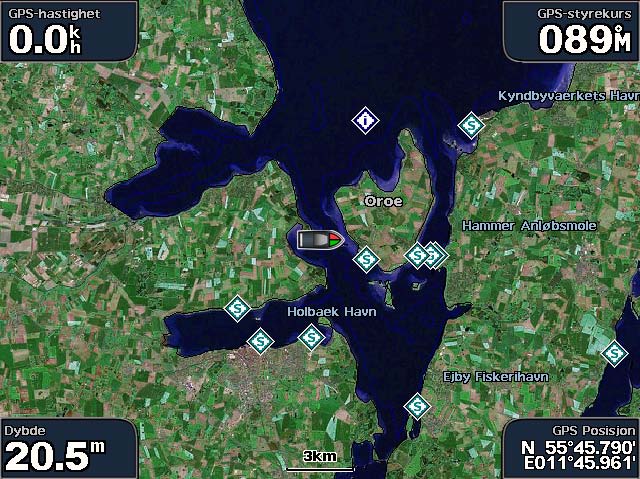 Kart- og 3D-kartvisninger Vise atellittbilder på navigasjonskartet Du kan legge satellittbilder med høy oppløsning over navigasjonskartet for land- eller sjøområdene eller begge deler når du bruker