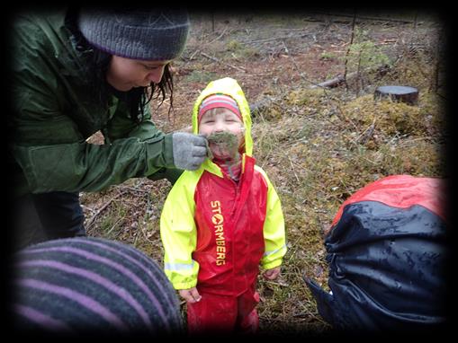 Å sykle er alle nå ivrige på, og så fort vi har kommet tilbake fra skogen, så hiver de seg over en sykkel og farer av sted.