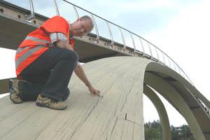 November 2007 Grått sinkdekke Til våren skal broen få et metalldekke av sink, som skal beskytte broen mot regn og fuktighet. Det betyr at broen vil endre farge - og bli grå.