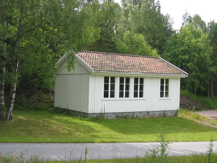 BYGNING 12166 GAMMEL SKOLESTUE Interiør Interiørnr: 01-001 Interiørnavn: Skolestua Beskrivelse: Hovedrommet i skolestuen. Laftet tømmervegger kalket.