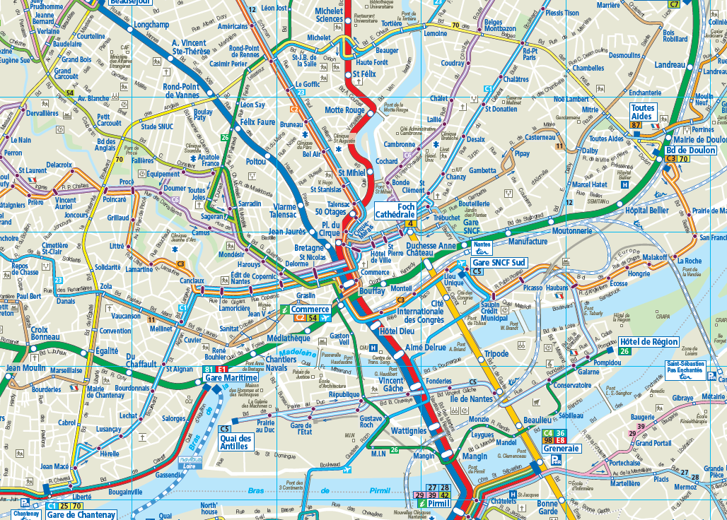 Typical for the Nantes bus network is the interworking of all modes. Buses are going through the city centre but never competing with the tramway lines they are using different corridors.