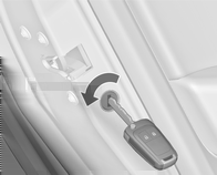 Nøkler, dører og vinduer 25 Feil ved sentrallåsen Låse opp Lås opp førerdøren manuelt ved å vri nøkkelen i låsen. De andre dørene kan åpnes ved å dra i det innvendige dørhåndtaket to ganger.