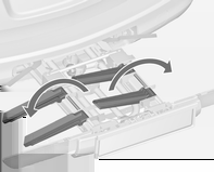Oppbevaring og transport 73 Fell ut nummerskiltholderen Fold ut baklysene Drei begge klemmehendler sidelengs så langt de går.