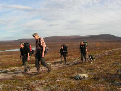 33 Fra beretninger om langturer og Norge på langs turer er det kjent at deltakere på slike turer krysser Reisadalen ved å gå via ruten Raisjavri Imo Nedrefoss Geatkevuopmi Somajavri, og motsatt.