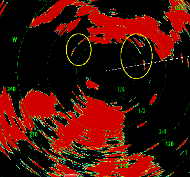 En gang i mellom kan falske returekko oppstå som kraftige radarsignaler som blir reflektert tilbake fra store båter, containere og annet.