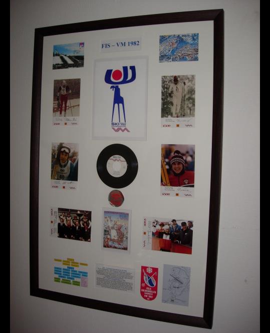 T.v: VM 1966 Postkort, VM merke i tekstil, program, deltagermedalje, billett og armbind m.m. Over: Deltagermedaljen T.h: VM 1982 Postkort, VG-fotos, grammofonplate m.
