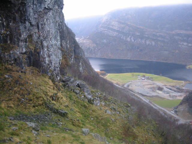 En går langs denne i kort avstand til veggen og følger etterhvert fjellhylla Morkatonå som stiger oppover, noen steder nokså slakt og andre steder noe brattere.